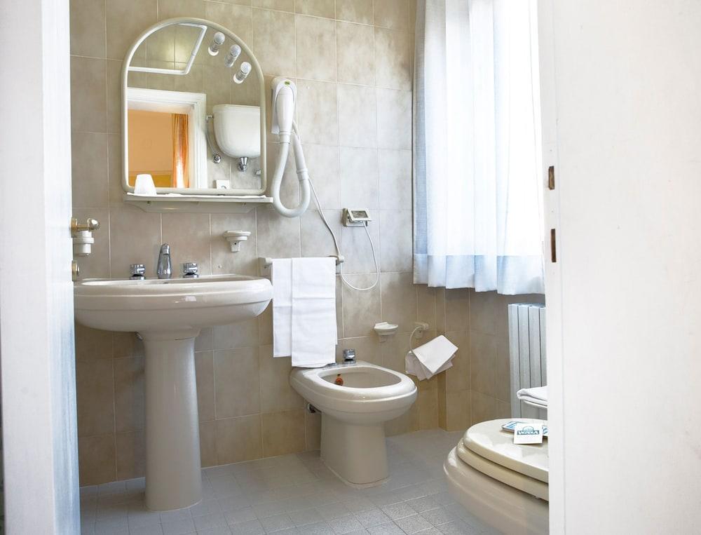 Hotel Vignola Ассізі Екстер'єр фото