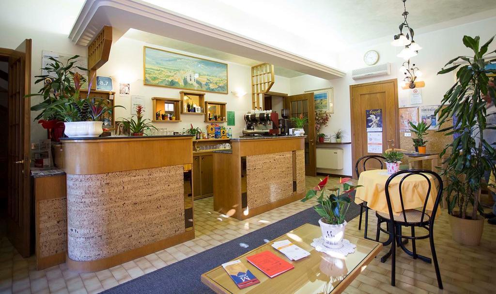 Hotel Vignola Ассізі Екстер'єр фото