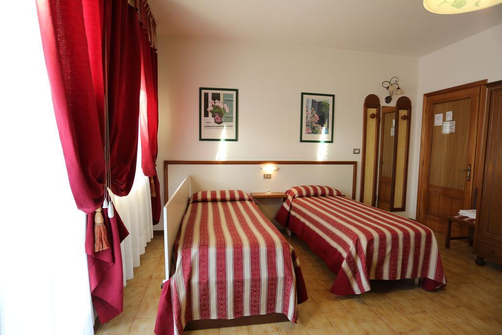 Hotel Vignola Ассізі Екстер'єр фото