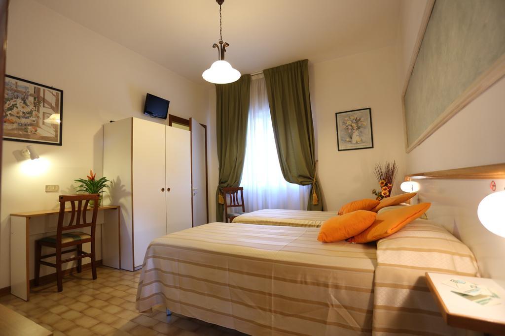 Hotel Vignola Ассізі Екстер'єр фото