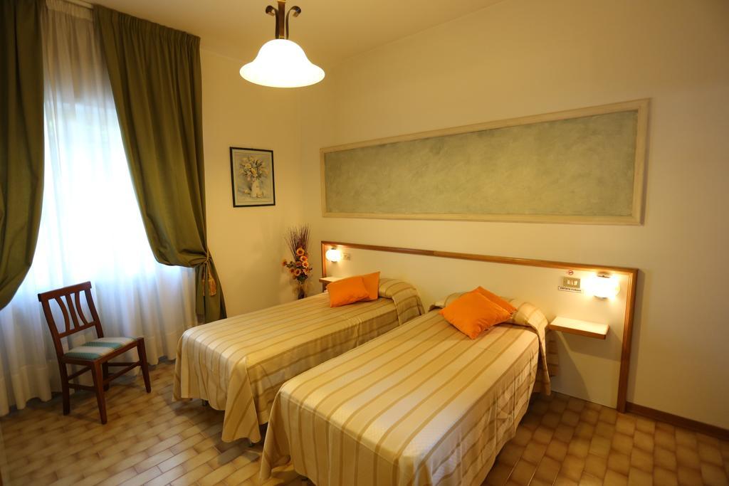 Hotel Vignola Ассізі Екстер'єр фото