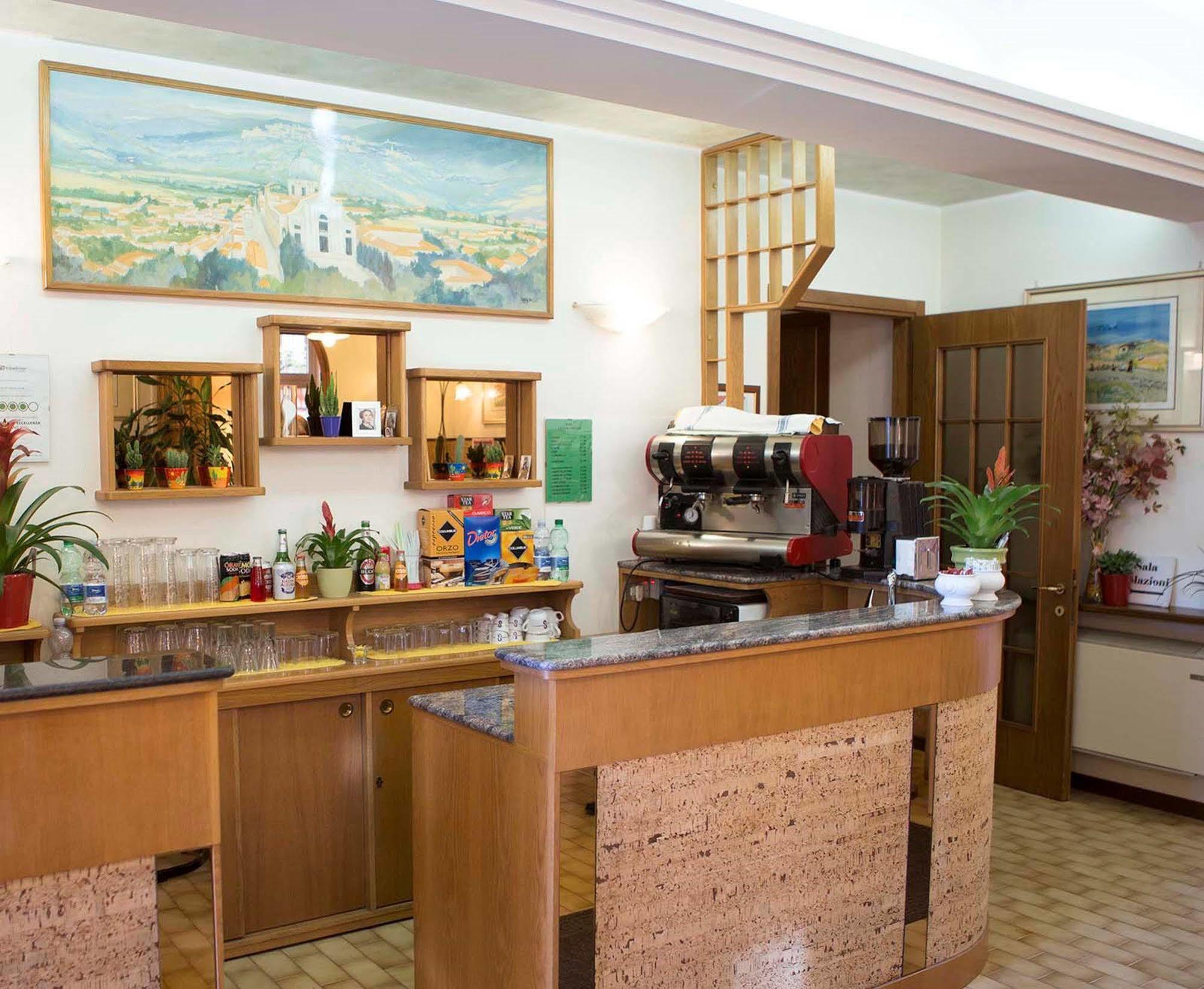 Hotel Vignola Ассізі Екстер'єр фото