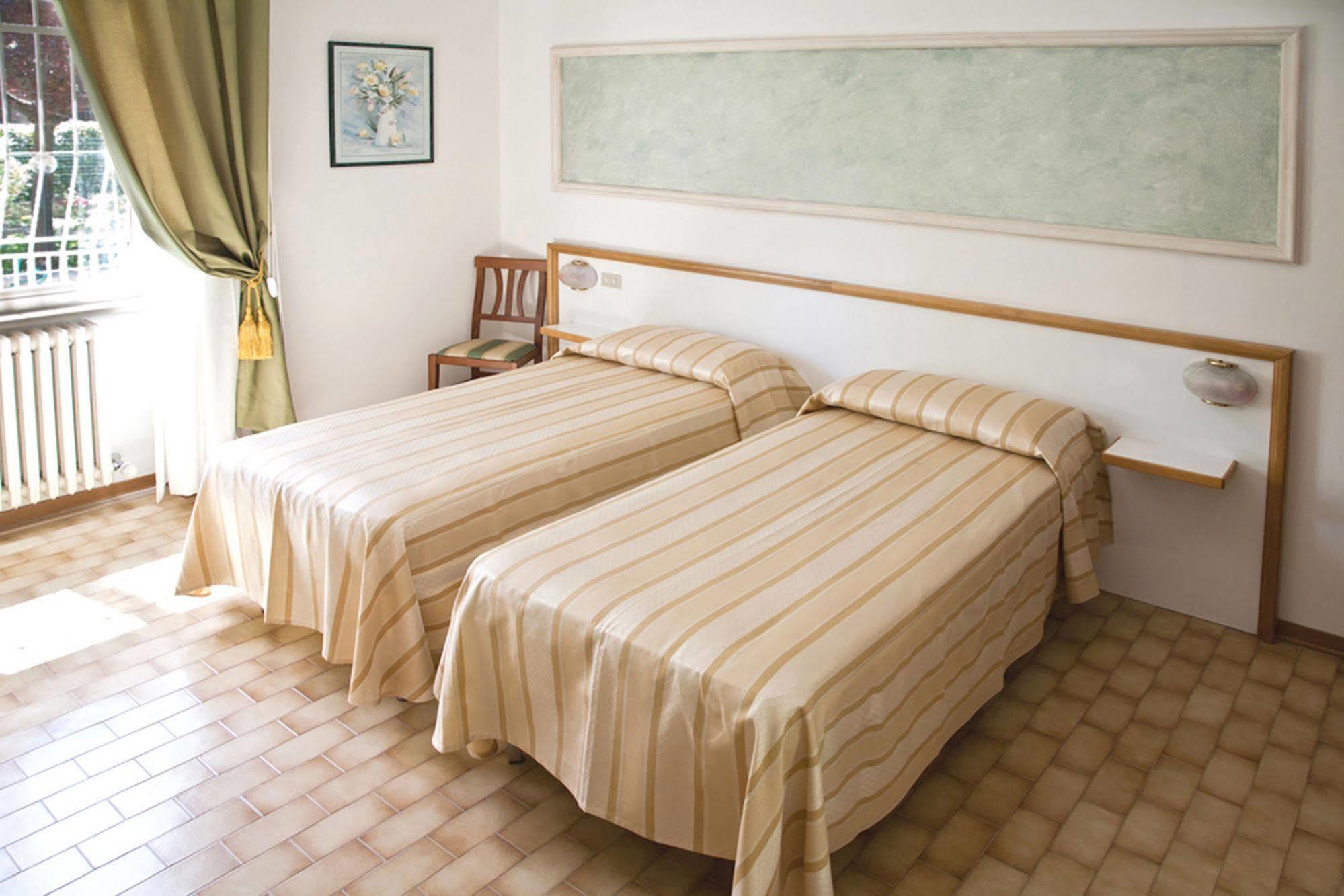 Hotel Vignola Ассізі Екстер'єр фото