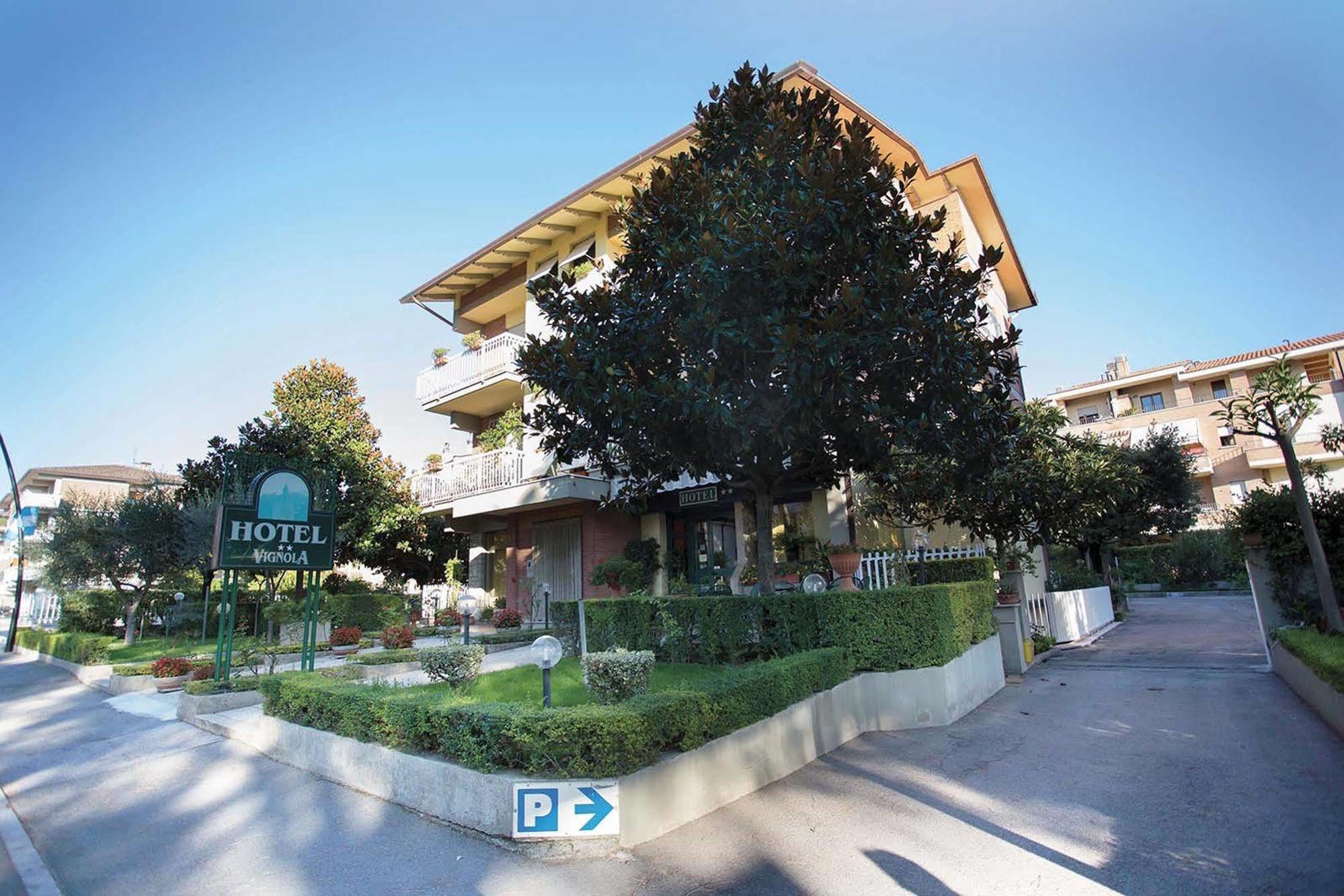 Hotel Vignola Ассізі Екстер'єр фото