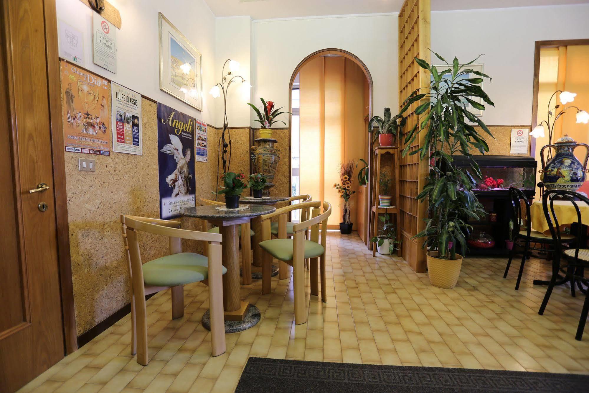 Hotel Vignola Ассізі Екстер'єр фото