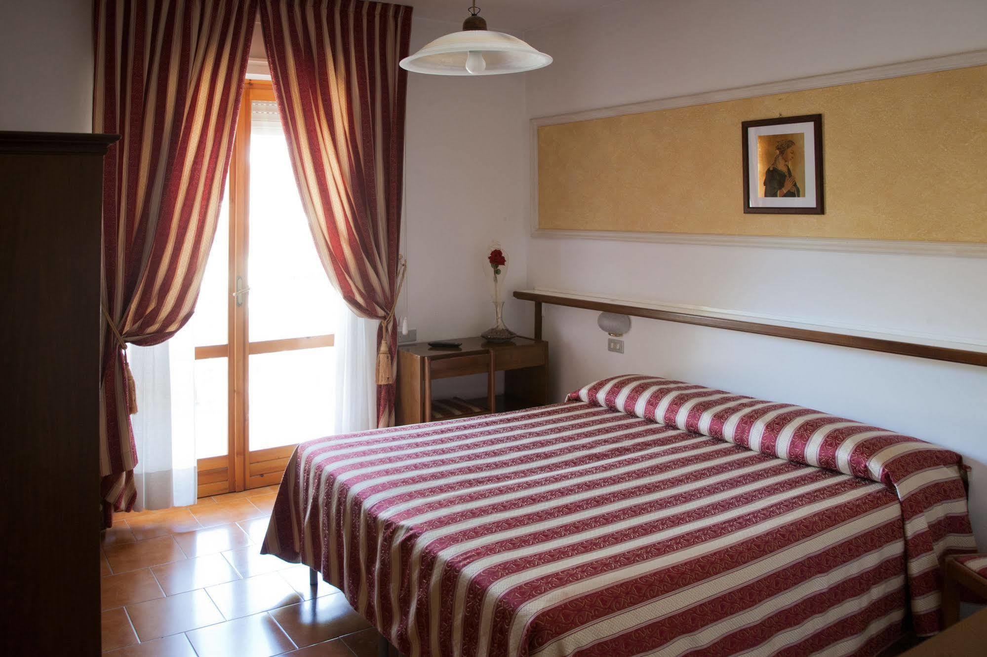 Hotel Vignola Ассізі Екстер'єр фото