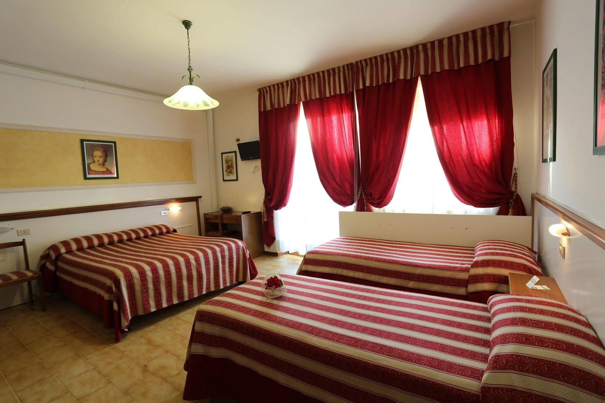 Hotel Vignola Ассізі Екстер'єр фото