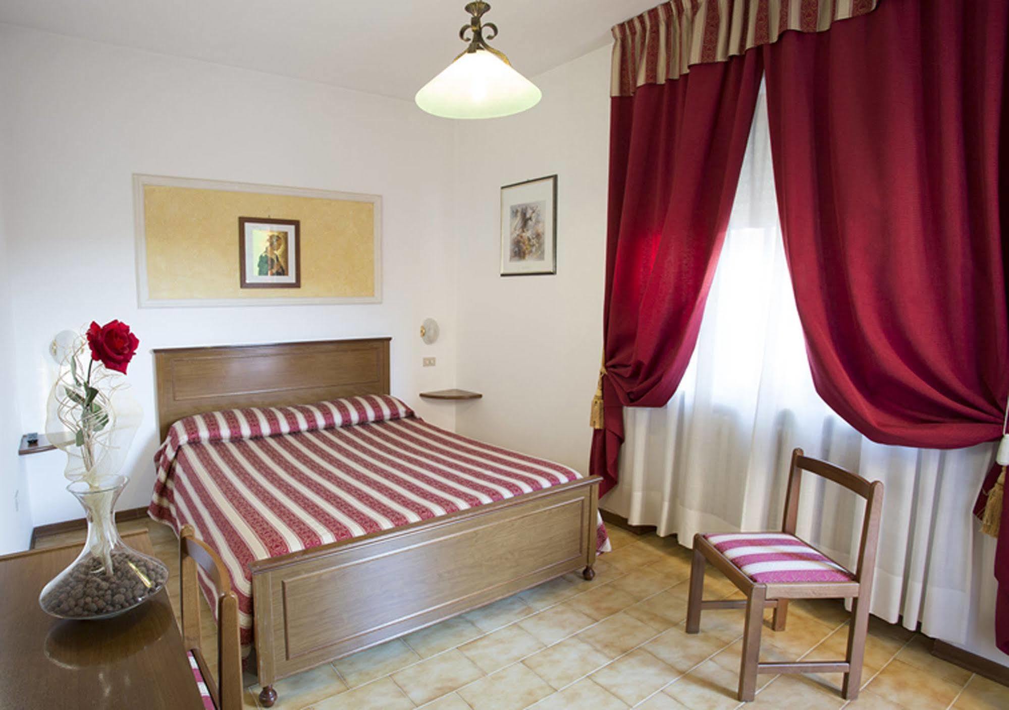 Hotel Vignola Ассізі Екстер'єр фото