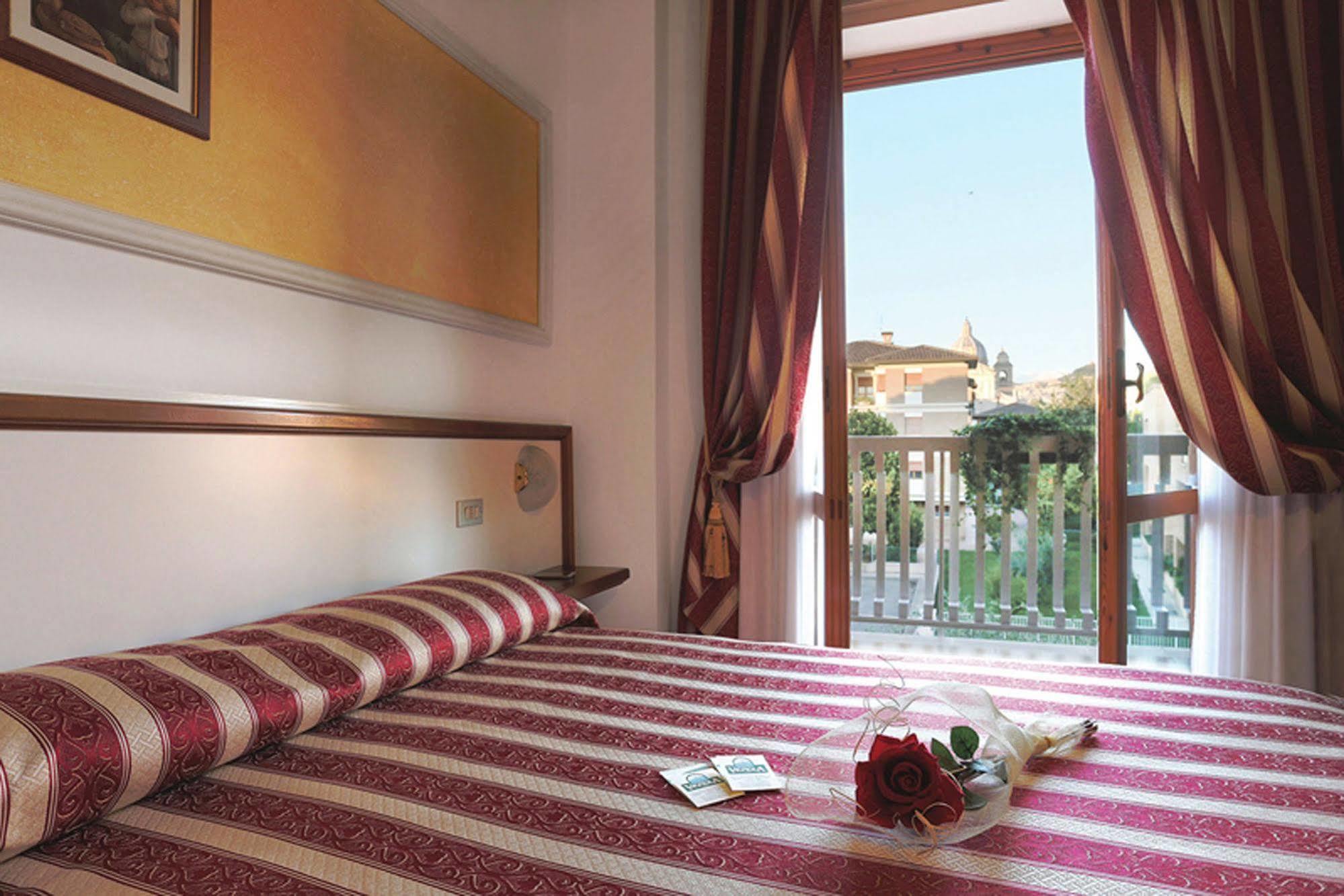 Hotel Vignola Ассізі Екстер'єр фото