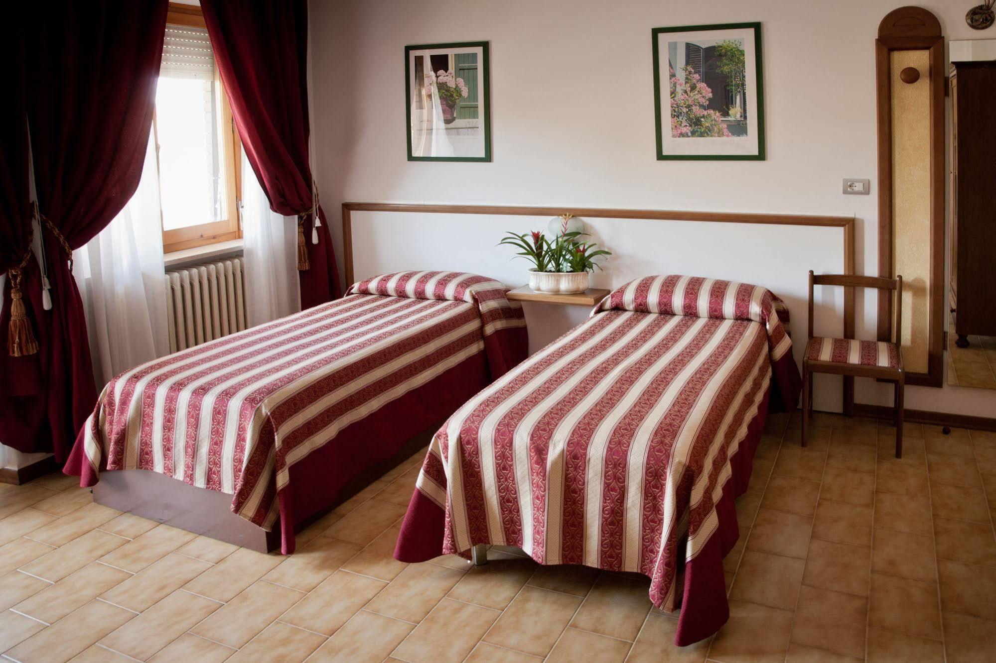 Hotel Vignola Ассізі Екстер'єр фото