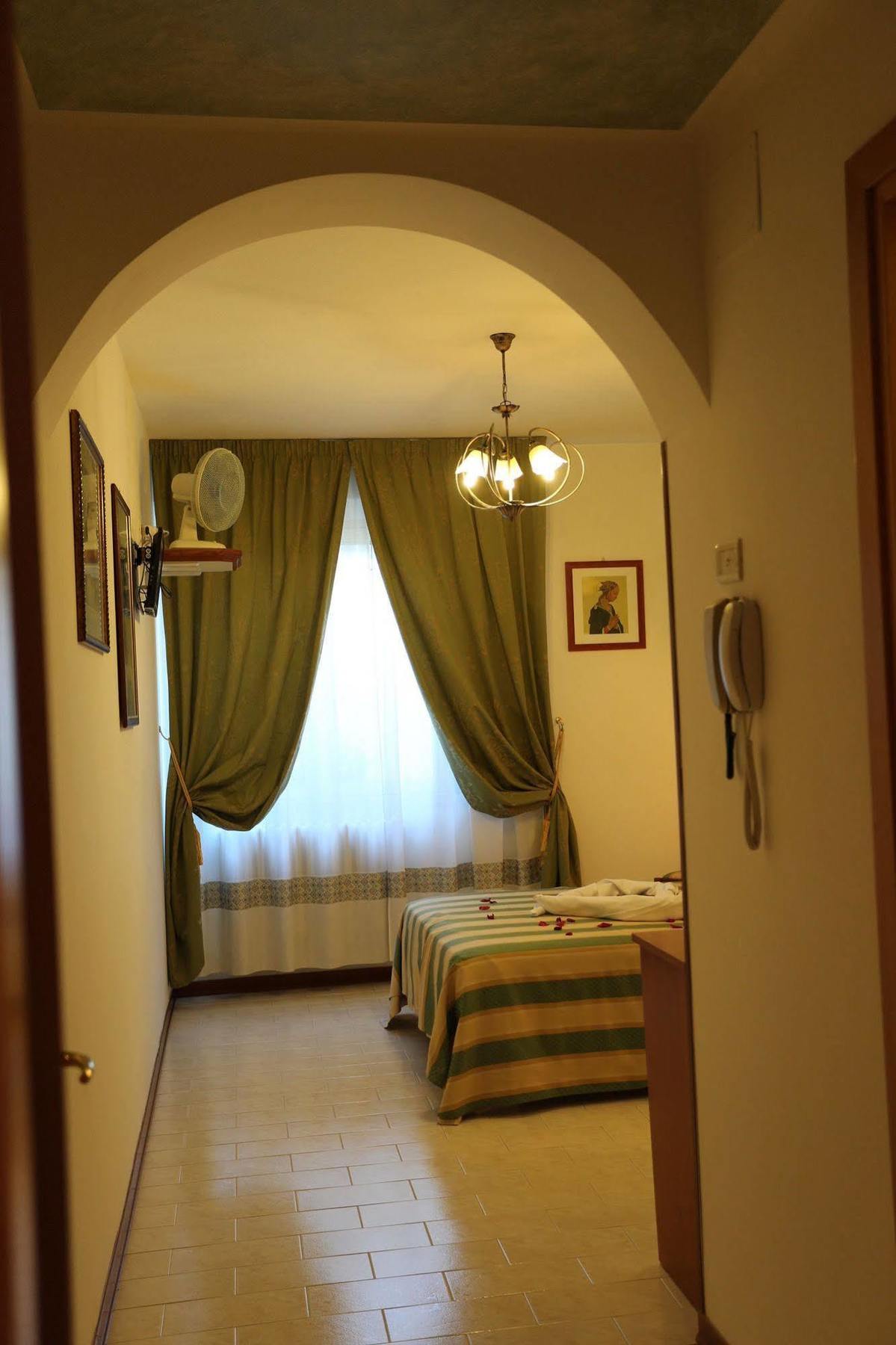 Hotel Vignola Ассізі Екстер'єр фото