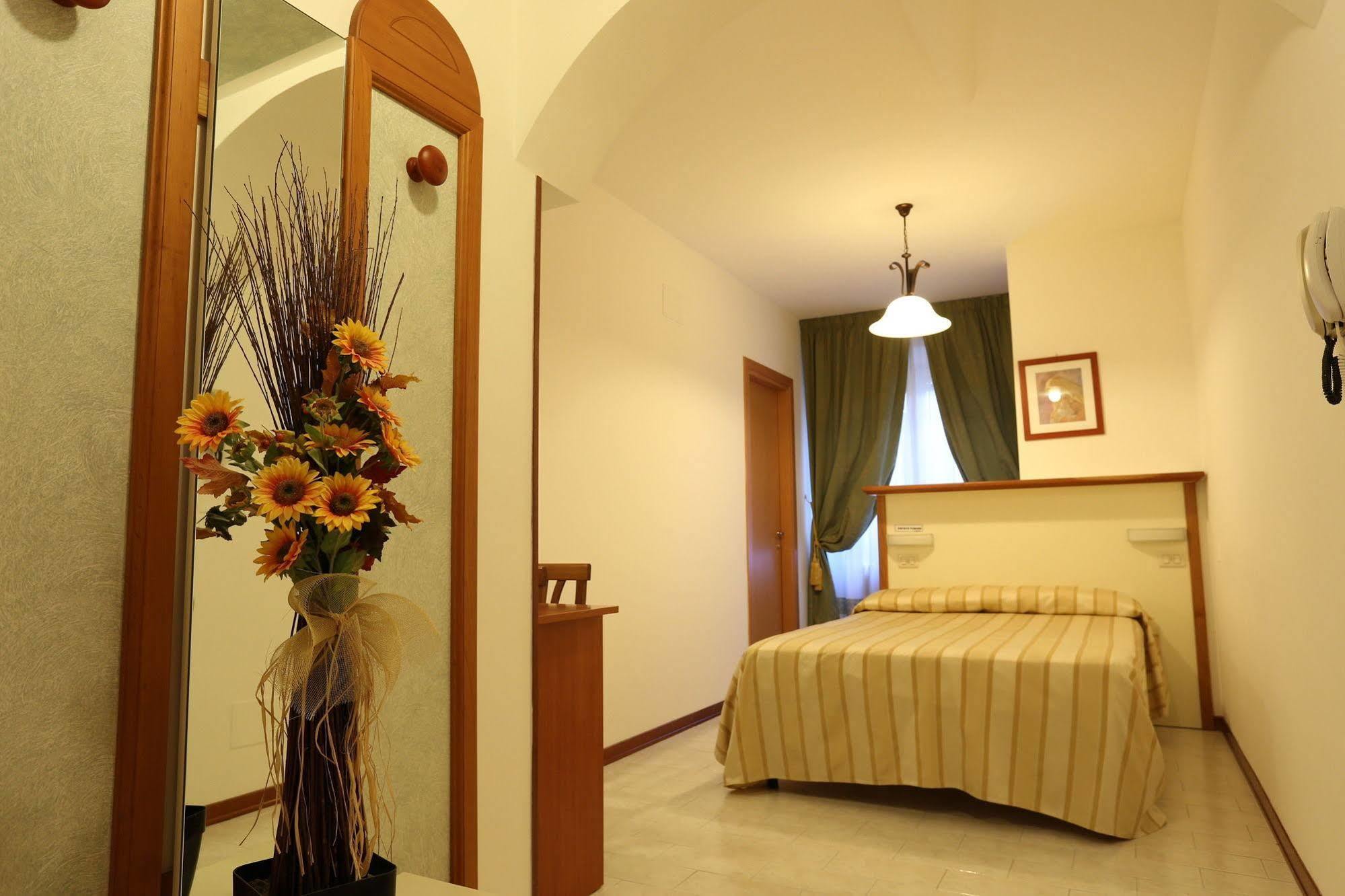 Hotel Vignola Ассізі Екстер'єр фото