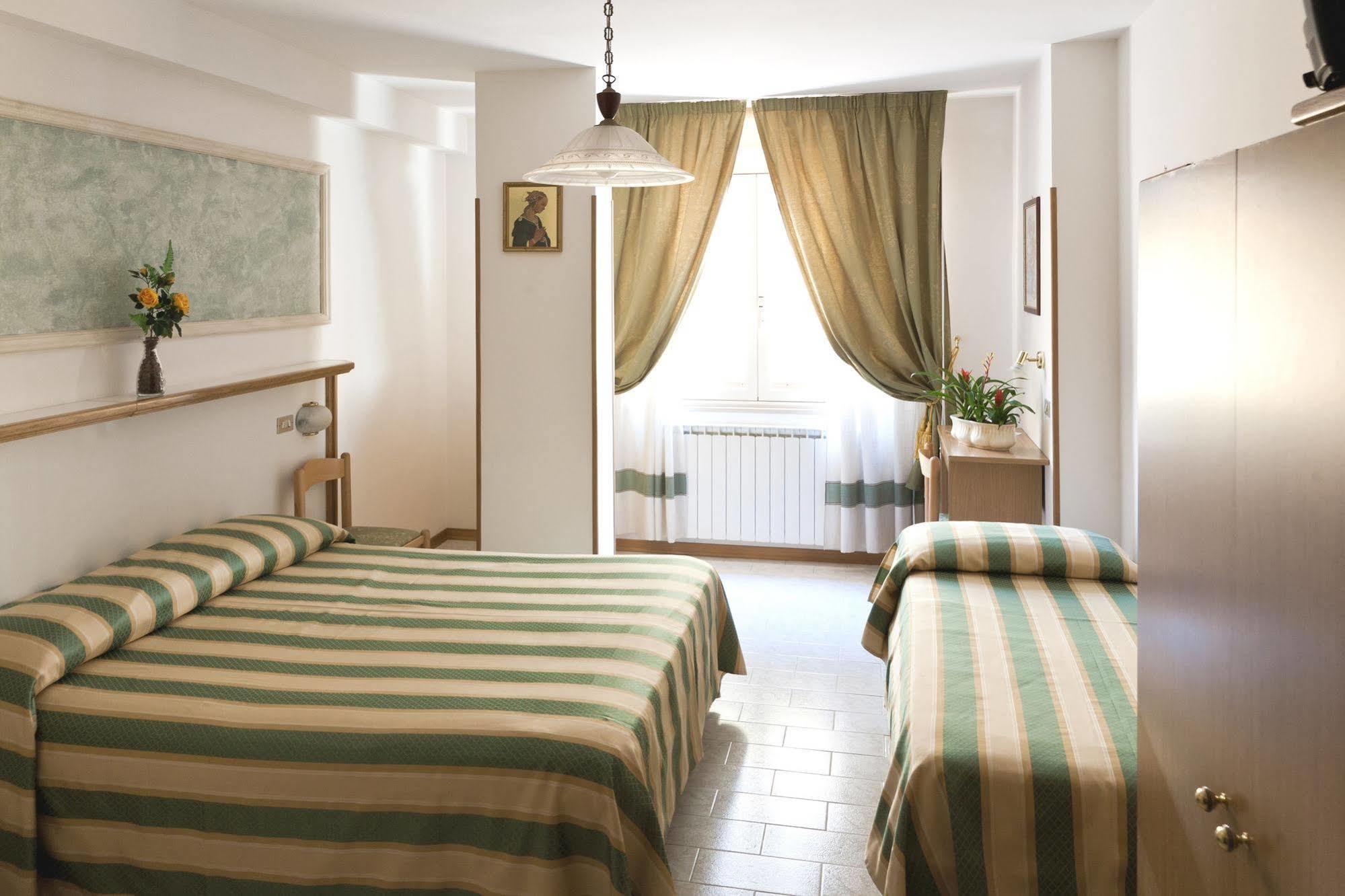 Hotel Vignola Ассізі Екстер'єр фото