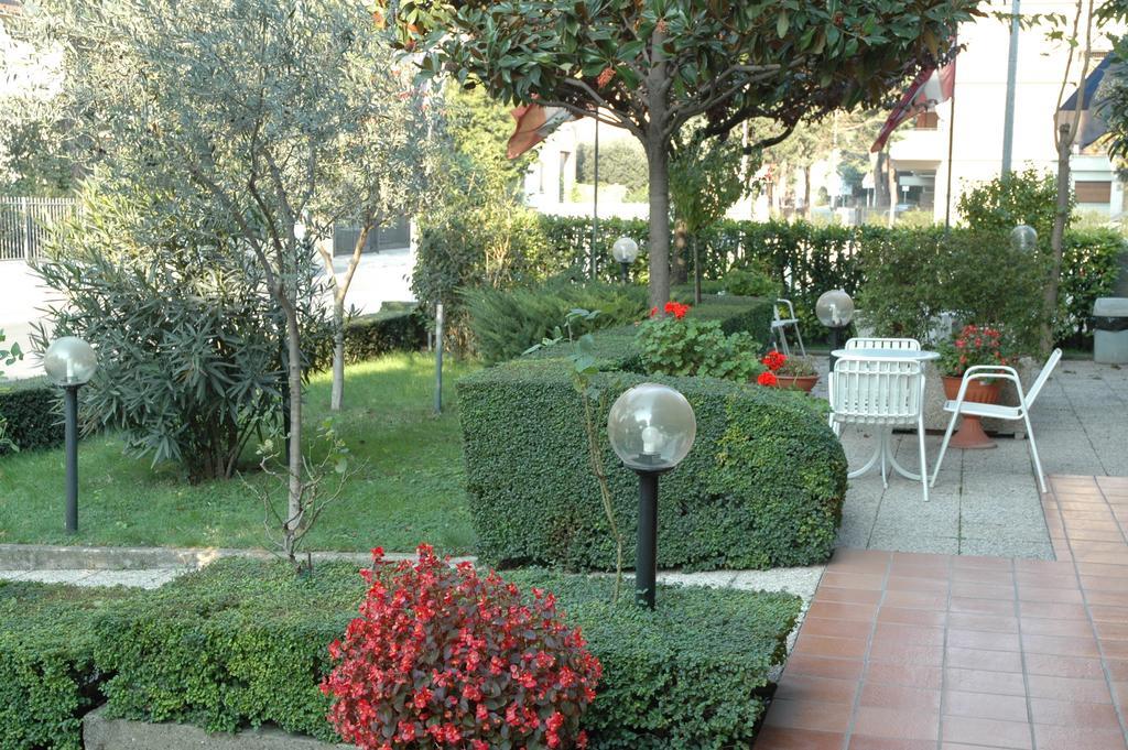Hotel Vignola Ассізі Екстер'єр фото
