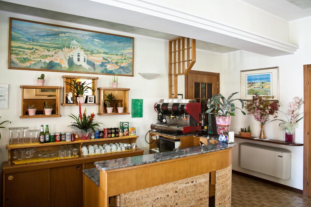 Hotel Vignola Ассізі Екстер'єр фото