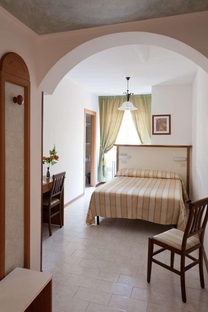 Hotel Vignola Ассізі Номер фото