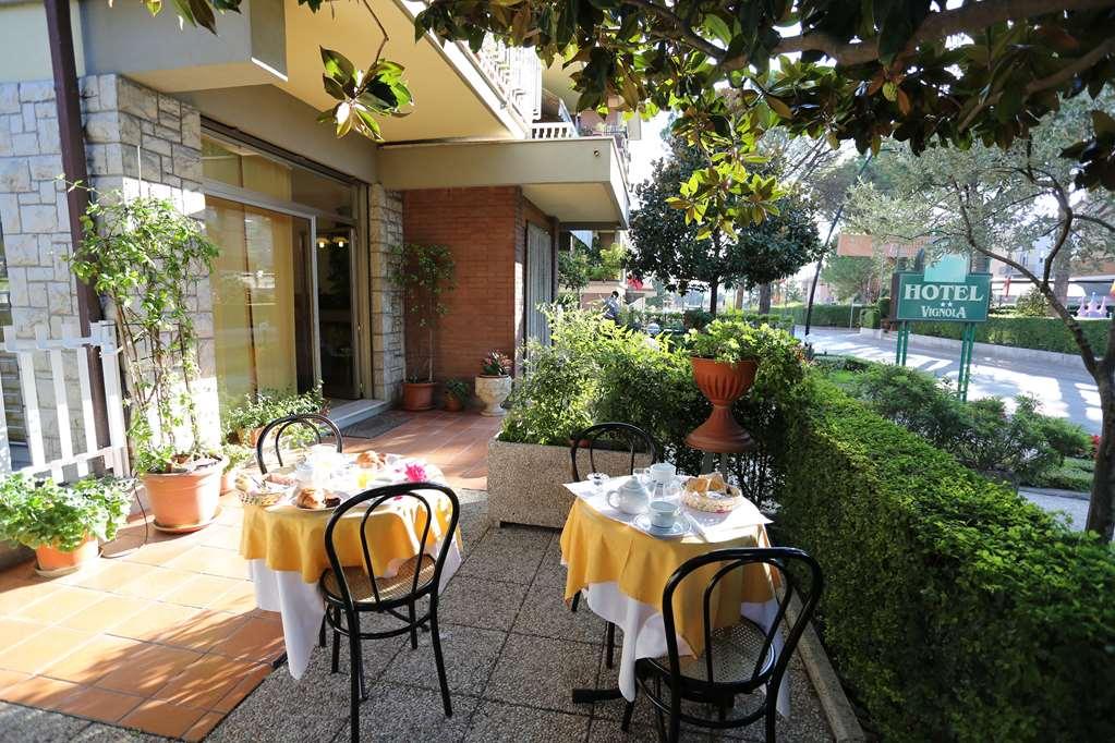 Hotel Vignola Ассізі Ресторан фото