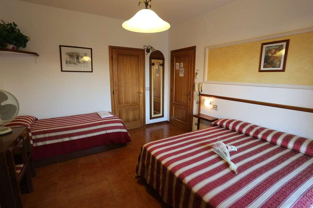 Hotel Vignola Ассізі Номер фото